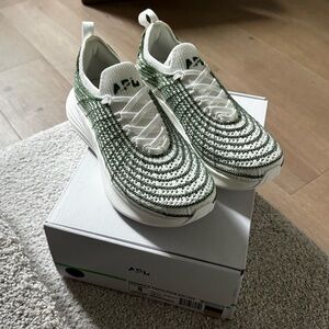 NWT APL Zipline ivory/court green/sunkissed size 8 women’s